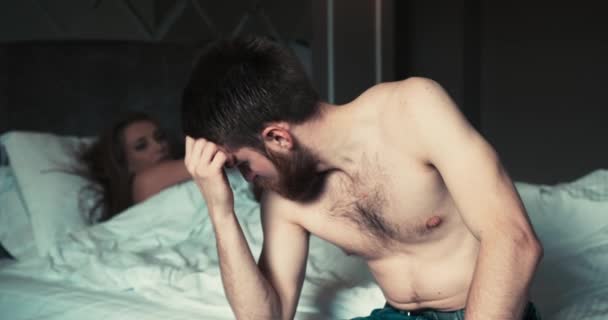 Пара Спальні Засмучена Чоловік Жінка Ліжку Мають Проблеми — стокове відео