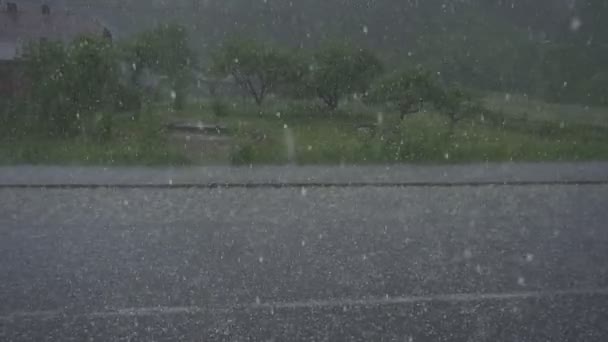 激しい嵐の中 ハイルストーンは車道と畑に激しく落ちます — ストック動画