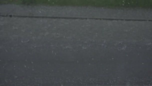 Spowolnione Zbliżenie Ciężkich Kropel Deszczu Mokrej Drodze Gdy Motocykl Przejeżdża — Wideo stockowe