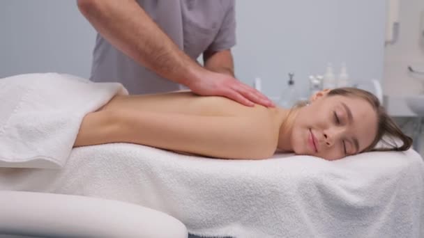 Ontspannen Vrouw Liggend Bank Beauty Spa Medische Kliniek Tijdens Handmatige — Stockvideo