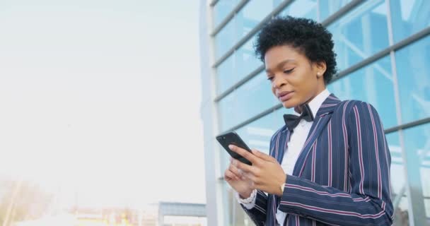 迷人的非洲裔美国女人看着智能手机 感到快乐 — 图库视频影像