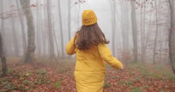 Podzimním Lese Běží Atraktivní Mladá Žena Jasně Žlutých Šatech Dlouhými — Stock video