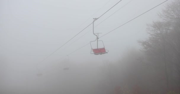 Ανελκυστήρας Πολυθρόνας Βουνού Που Δουλεύει Στην Ομίχλη Εργασία Τελεφερίκ Πάνω — Αρχείο Βίντεο