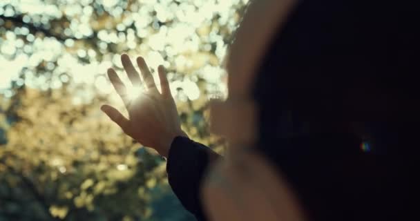 Flickan Sträcker Handen Solen Hand Solen Närbild Siluett Dröm Lycka — Stockvideo