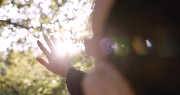 Flickan Tittar Solen Genom Sin Hand — Stockvideo