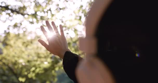 Sylwetka Ręka Szczęśliwej Kobiety Rozciąga Się Zachodu Słońca Złotej Godziny — Wideo stockowe