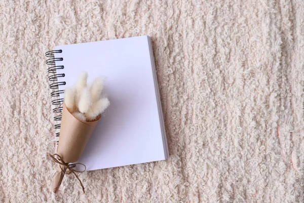 Página Caderno Branco Branco Flores Secas — Fotografia de Stock