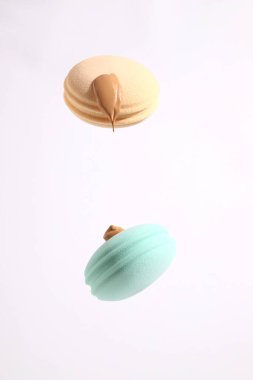 Güzellik blenderi süngeri, toner kremi.