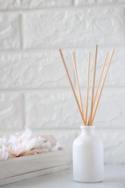 Çubuk parfümlü aroma sazlığı yayıcı, tasarım fikrinin asgari seviyesinde dekore edilmiştir.