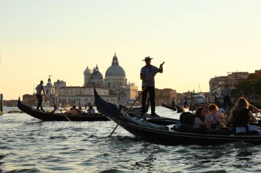 Gondol İtalya, Venedik, Büyük Kanal 'da 2022 Eylül' ünde seyahat ediyor.