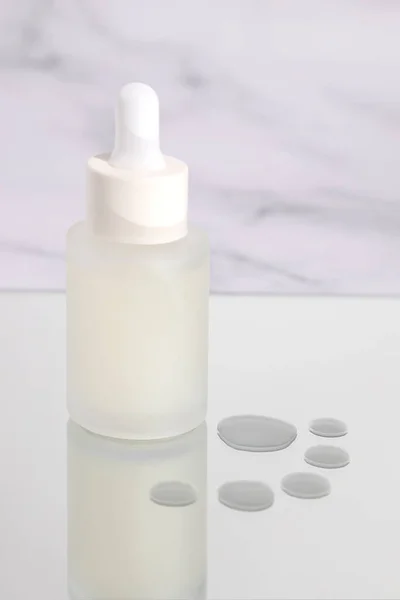 Flüssigkeitstropfen Kosmetische Flüssigkeit Hintergrund — Stockfoto