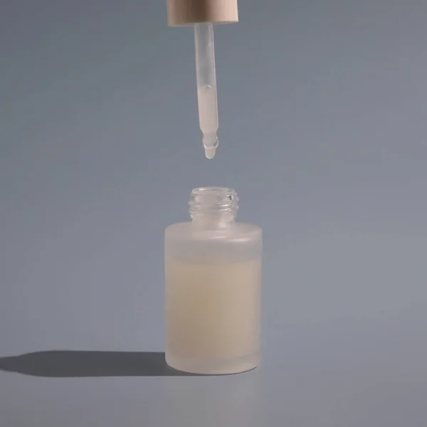 装有滴水器的玻璃化妆品瓶 模拟容器 — 图库照片
