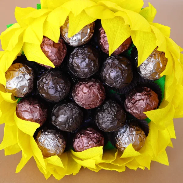 お菓子の花束ひまわり ロマンチックなデザートの贈り物 — ストック写真