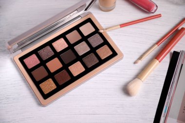 Masada makyaj fırçaları olan göz falı paleti, durgun bir yaşam tarzı