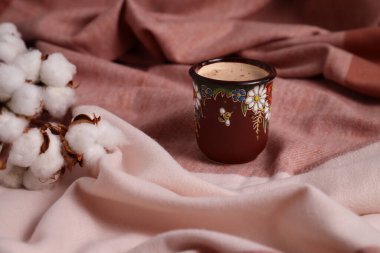 Küçük ipuçları, yatakta kahve fincanı, kahverengi battaniye, yaşam tarzı sendeleme.