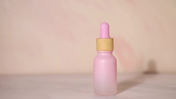 Косметическая Бутылка Мраморном Фоне Тенью — стоковое видео