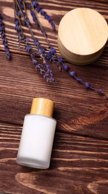 Mockup eco bottles of cosmetic with lavender flowers om wooden table
