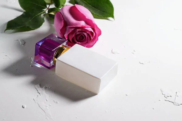 紫色のトップ 香水のモックアップとホワイト香水瓶 — ストック写真