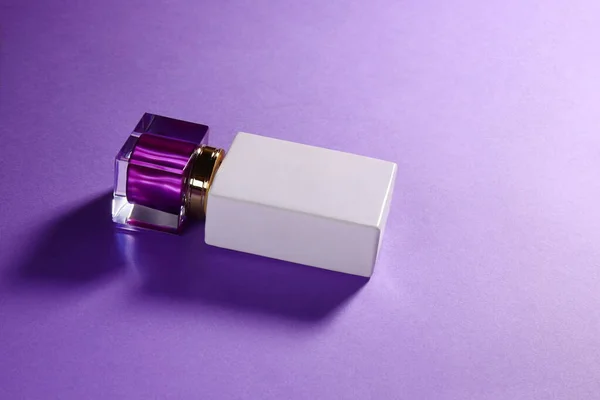 Белая Стеклянная Духи Бутылка Фиолетовым Топом Макет — стоковое фото