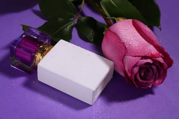 Frasco Perfume Vidrio Blanco Con Tapa Púrpura Rosa Con Gotas —  Fotos de Stock