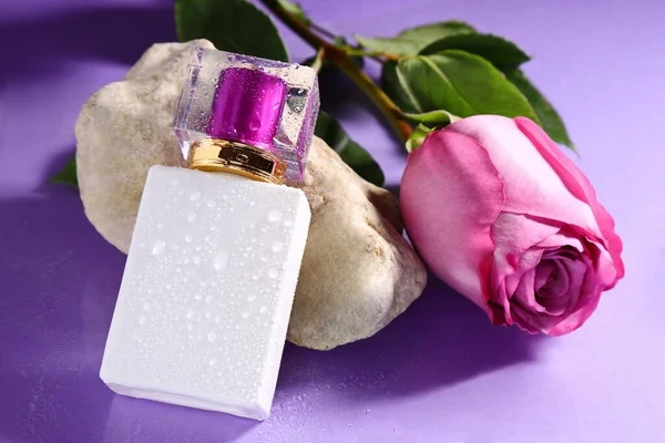 Белая Стеклянная Духи Бутылка Фиолетовым Верхом Розы Капли Воды Макет — стоковое фото