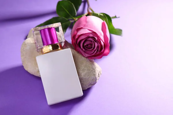 Witte Glazen Parfumfles Met Paarse Bovenkant Roos Met Waterdruppels Mockup — Stockfoto