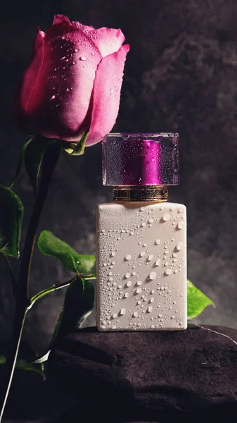 Butelka Perfum Białego Szkła Fioletowym Dachem Róża Kroplami Wody Makieta — Zdjęcie stockowe