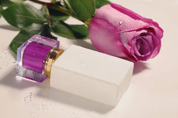 Белая Стеклянная Духи Бутылка Фиолетовым Верхом Розы Капли Воды Макет — стоковое фото
