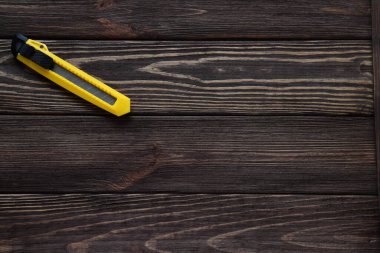 Kabartma aleti, bıçak ustası ahşap masada