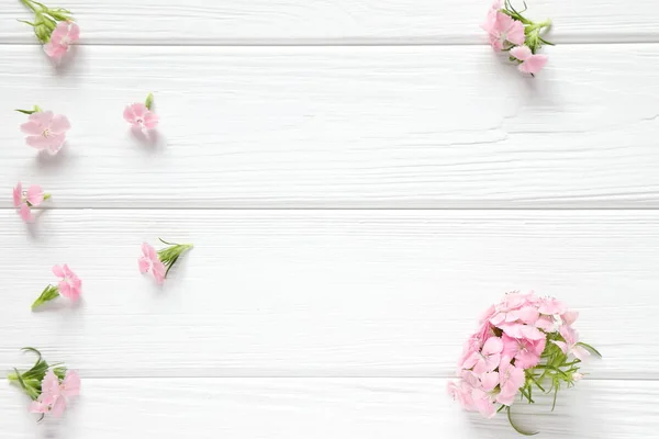 Små Rosa Blommor Vit Trä Rustik Bakgrund — Stockfoto