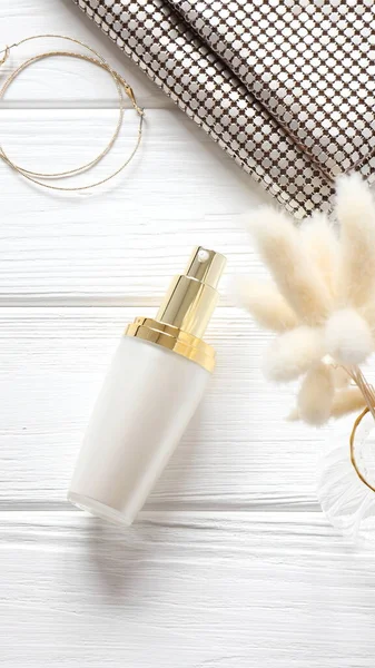 Frasco Perfume Elegante Branco Bolsa Dourada Mesa Madeira Mockup — Fotografia de Stock