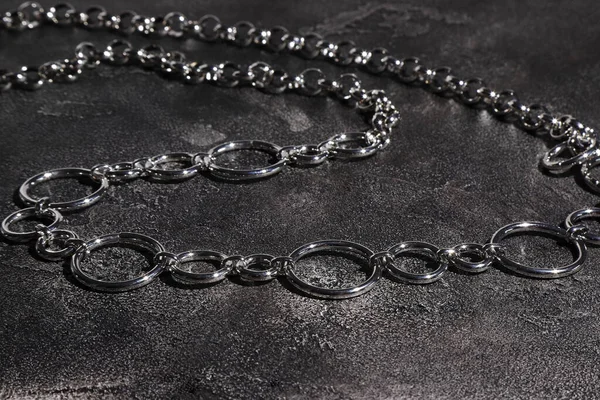 Kadın Elbisesi Aksesuarlar Için Gümüş Zincir Kemer — Stok fotoğraf