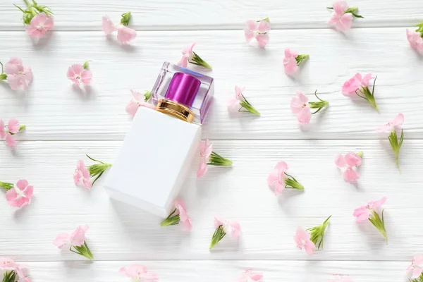 Witte Glazen Parfumfles Met Bloemen Houten Tafel — Stockfoto
