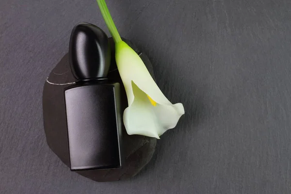 Parfümflasche Aus Schwarzem Glas Und Weiße Lilienblüte Mockup — Stockfoto