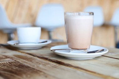 Kafedeki ahşap masada bir fincan kahve.