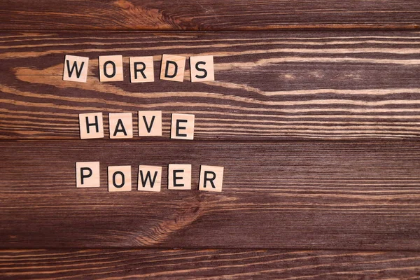 Λέξεις Φράσεων Έχουν Δύναμη Μήνυμα Κινήτρων Στο Ξύλινο Υπόβαθρο — Φωτογραφία Αρχείου