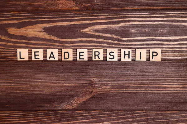 Führungspersönlichkeit Führungskraft Leitbuchstabe Wort Auf Hölzernem Hintergrund lizenzfreie Stockbilder