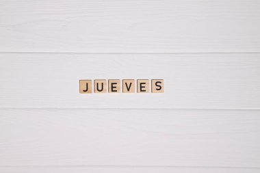 Beyaz tahta arkaplanda Jueves hafta içi günlük adı, kopyalama alanı