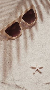 Kumsalda bej güneş gözlüğü, yaz plajı aksesuarları.