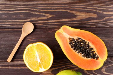 Boş tahta kaşık maketi ve çiğ papaya meyvesi.