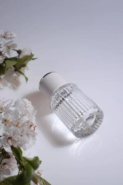 Parfumflesje Glazen Houder Voor Parfumerie Wit Kopieerruimte — Stockfoto