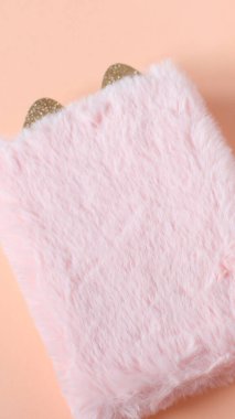 Pembe kabarık kulaklı defter, model günlük.