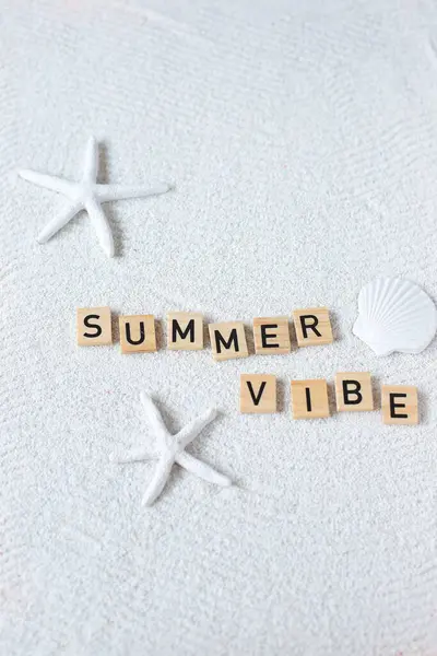 Verão Palavra Lettering Fundo Areia Branca Humor Praia Espaço Cópia — Fotografia de Stock