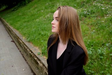 Sokaktaki sarışın genç kadın, günlük beyaz kız açık havada giyiniyor.