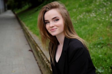 Sokaktaki sarışın genç kadın, günlük beyaz kız açık havada giyiniyor.