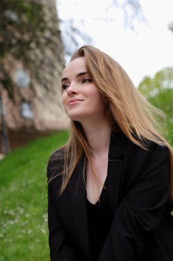 Sokaktaki sarışın genç kadın, günlük beyaz kız açık havada giyiniyor.