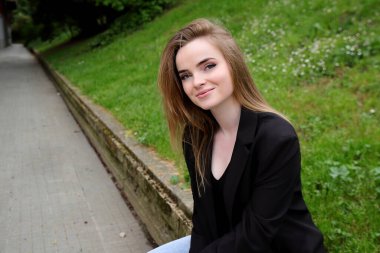 Sokaktaki sarışın genç kadın, günlük beyaz kız açık havada giyiniyor.