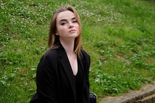 Sokaktaki sarışın genç kadın, günlük beyaz kız açık havada giyiniyor.