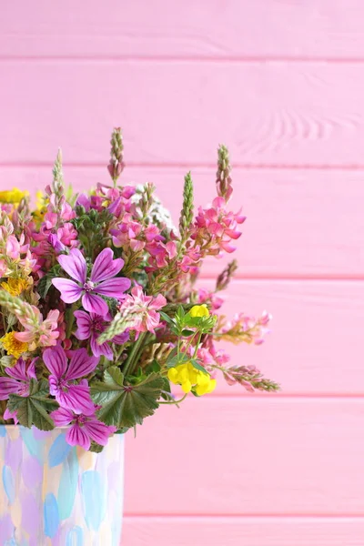 Wilde Feldblumen Strauß Blumen Auf Holz Hintergrund Kopierraum — Stockfoto