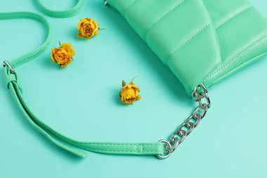 Yeşil mavi kadın çantası, küçük deri çanta, şık aksesuarlar.